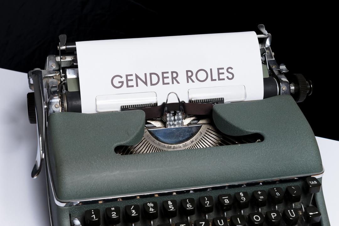 máquina de escrever com um papel escrito "gender roles"